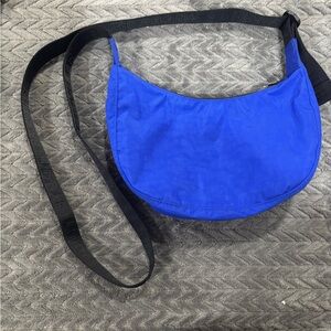 BAGGU Vibrant Blue Crossbody Bag with Black Strap